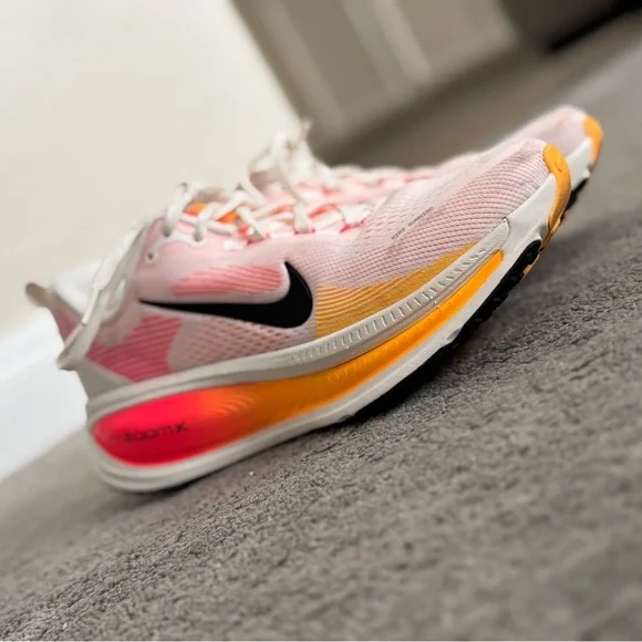 Women’s Nike Vomero 18 - Picture 1 of 5